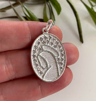 VIRGEN DE PERFIL OVALADA CON CIRCONES PLATA 3.6CM