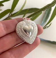 CORAZON RELIEVE BORDE TALLADO PLATA 3.5CM