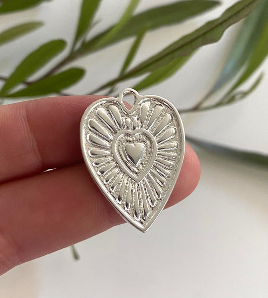 CORAZON PERFIL ALARGADO CON BORDE RAYOS PLATA 3CM