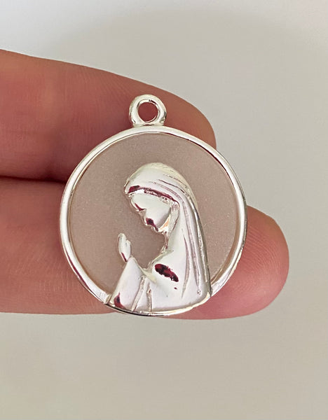 Virgen niña fondo nácar 3cm Plata